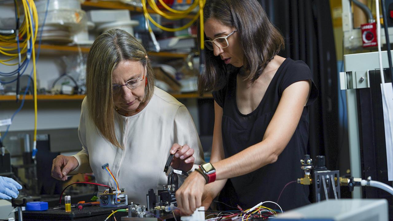 Alfonso García works with Professor Laura Marcu in the lab